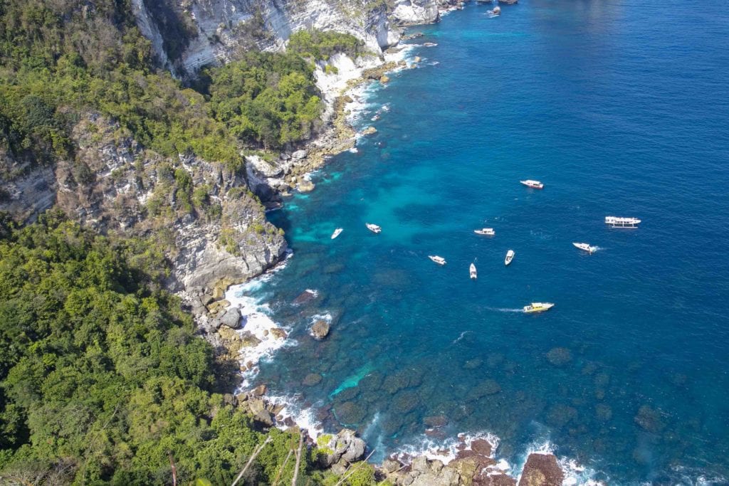 Many boats frequent the same dive sites